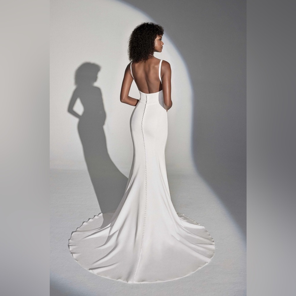 MINIMALIST FIT AND FLARE WEDDING GOWN WITH SQUARE NECKLINE